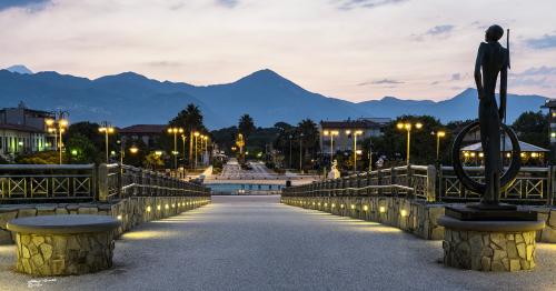 Observing the mountain-Pontile Tonfano Giugno 2019