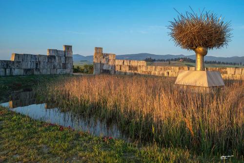 Clio Dorada; artist Manolo Valdes monumental work-Lajatico-Maggio-2021