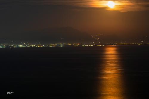 The moon and its wake on the sea ..Cetara Costa-Amalfitana.-15-06-2022-