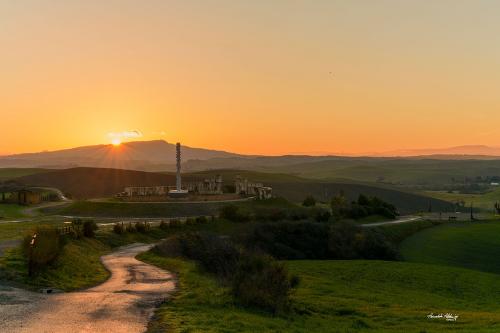 In the silence the sun rises on the infinite column. Lajatico-Dicembre 2022