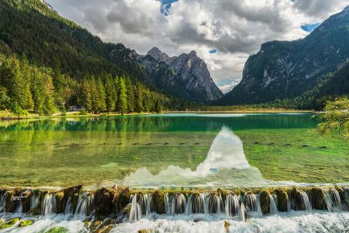 The waterfall and the mountainLago-Dobbiaco-Settembre 2021